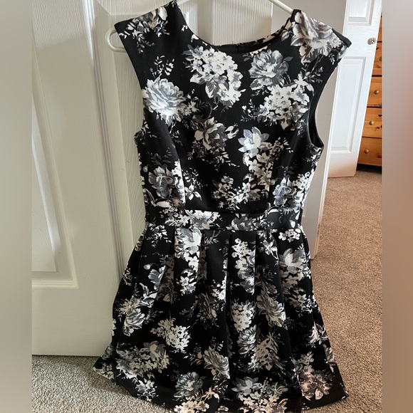 Floral dress, size small - Picture 1 of 2